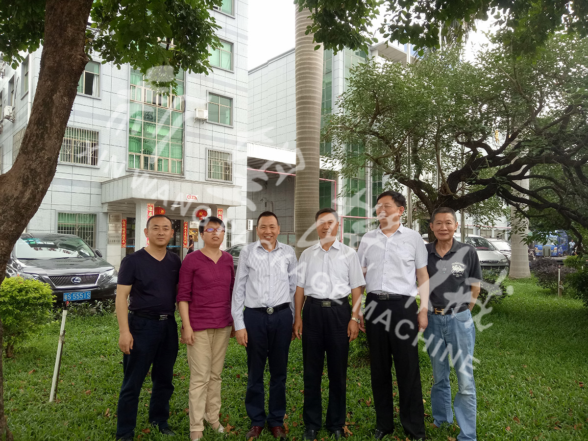 總裝備部劉思剛少將、新華社李建琦博士一行蒞臨新望公司考察指導(dǎo)