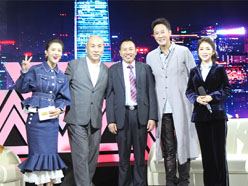 新望董事長(zhǎng)羅永輝與著名歌星劉尊老師、汪正正老師、郭津彤老師、主持人雅琪在北京電視臺(tái)錄制節(jié)目現(xiàn)場(chǎng)親切合影